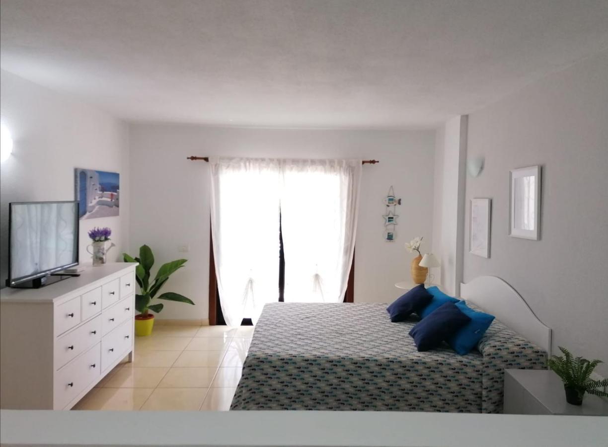 Large Studio Apartment With Lovely Terrace And Wifi Los Cristianos  Kültér fotó